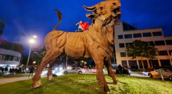 Hundreds of fans gather at party roundabout Amersfoort