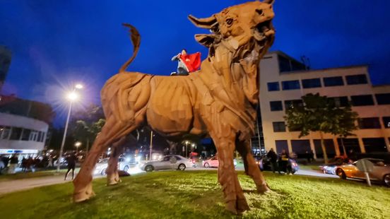 Hundreds of fans gather at party roundabout Amersfoort