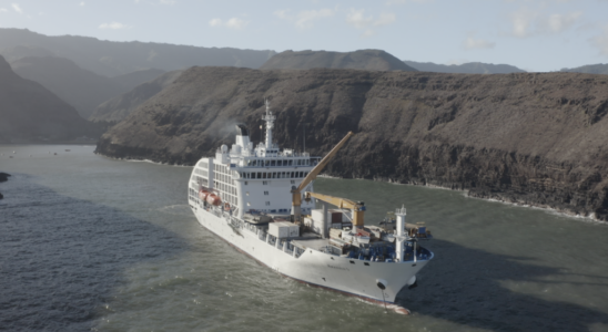 In Tahiti the ship Aranui 5 transformed into a floating