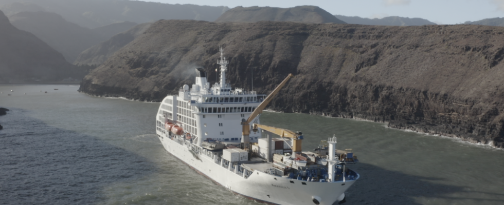 In Tahiti the ship Aranui 5 transformed into a floating