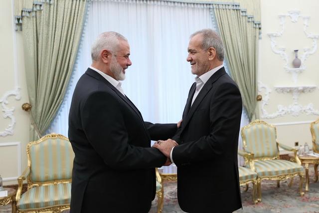 AA-20240730-35274556-35274553-IRAN_PRESIDENT_PEZESKIYAN_HAMAS_POLITICAL_OFFICE_CHAIRMAN_HENIYYE_WITH_VIEW