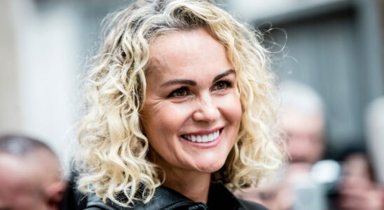 Laeticia Hallyday shows off her natural curls with this hairstyle