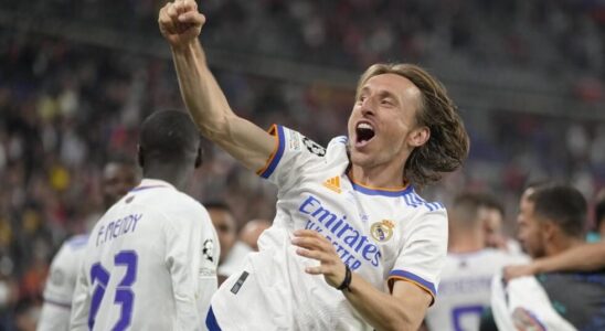 Luka Modric extends with Real Madrid