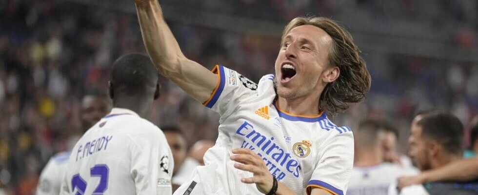 Luka Modric extends with Real Madrid