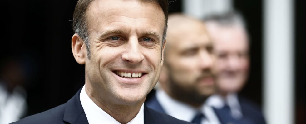 Macron and the shadow of resignation the mysterious phone call