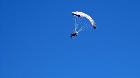 Man from Vianen dies during parachute jump on