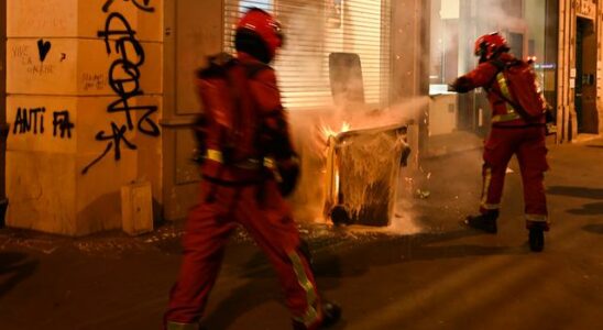 Police chased demonstrators in the capital Paris is a fire