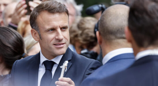 President Macron asks republican forces to build a solid majority