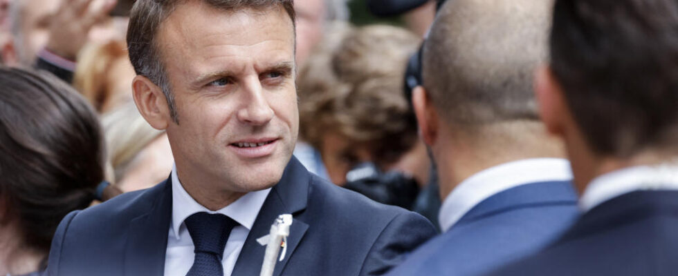 President Macron asks republican forces to build a solid majority