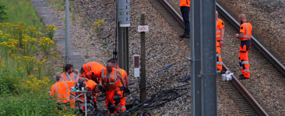 Rail network resumes optical fiber targeted