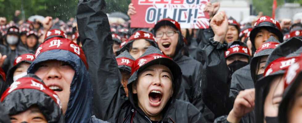 Samsung workers begin unprecedented three day general strike