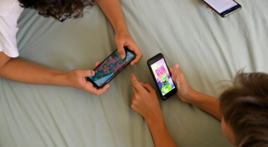 Screens disrupt preteens sleep