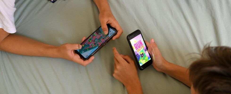 Screens disrupt preteens sleep