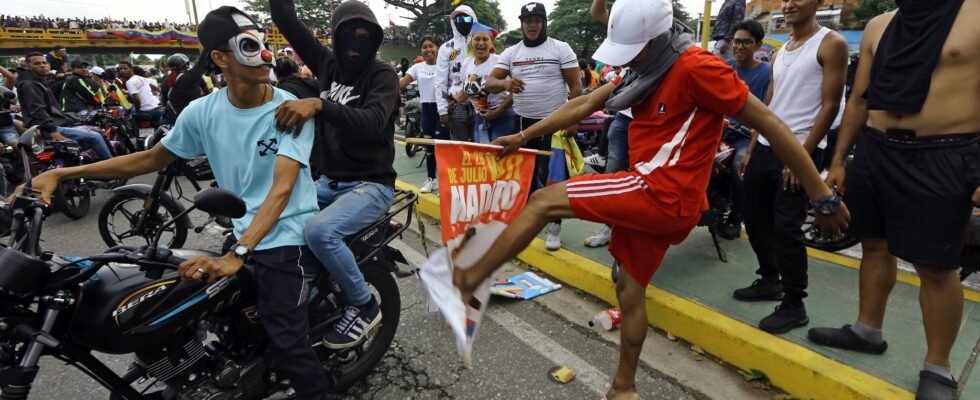 Spontaneous demonstrations statues of Chavez toppled… Understanding the tensions –