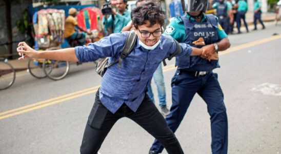 Students back on the streets after authorities reject their demands