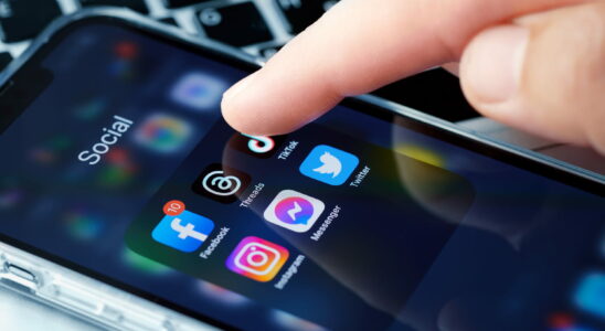 These Everyday Apps Are Killing Your Phones Battery You Should