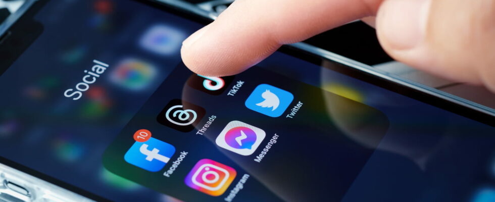 These Everyday Apps Are Killing Your Phones Battery You Should