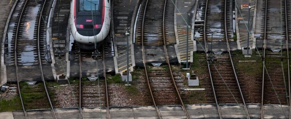 Victim of a massive attack on its lines the SNCF