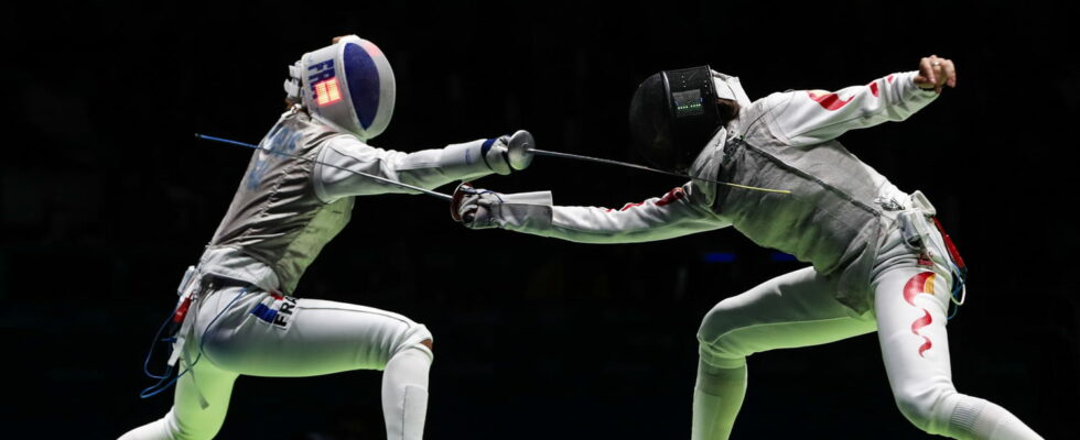 What are the differences between the sabre the epee and