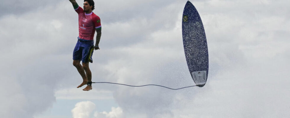 the story of the already legendary photo showing the surfer