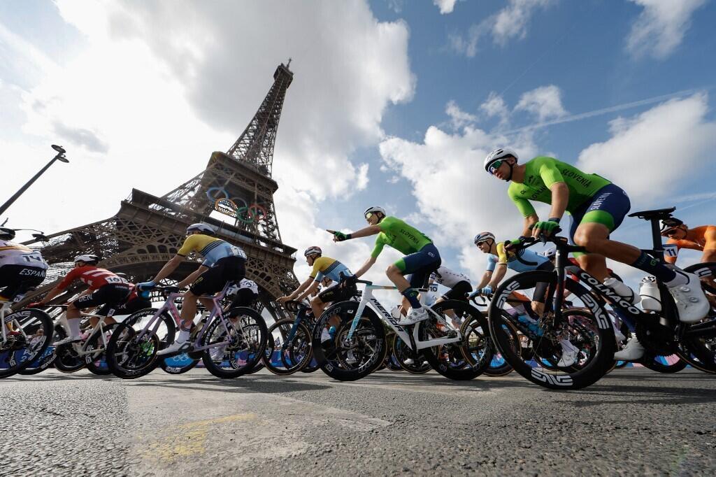 The men's peloton at the foot of the Eiffel Tower, August 3, 2024.