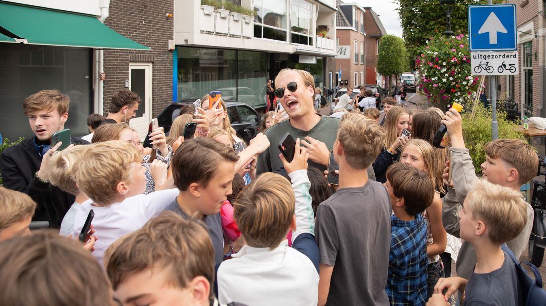 YouTuber Milo ter Reegen among the young fans