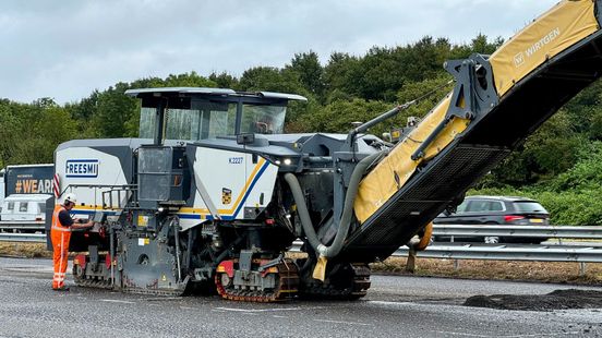 300 men work day and night on the A2 It