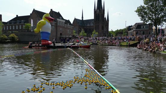 3000 rubber ducks in the canal raise thousands of euros