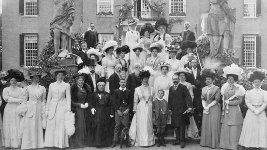 A century of group portraits on the steps of Amerongen