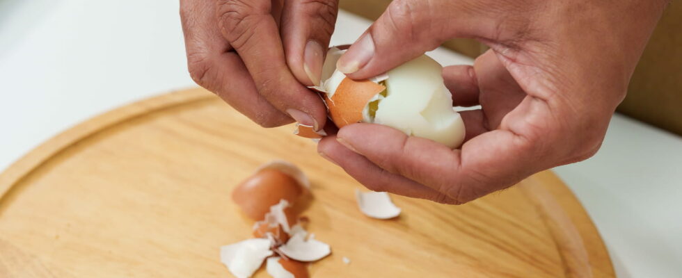 A few drops added to the egg cooking water are