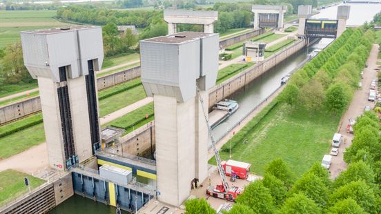 Activists block coal ship in Wijk bij Duurstede lock