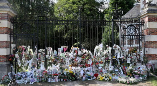 Alain Delons funeral the actors relatives pay him a final