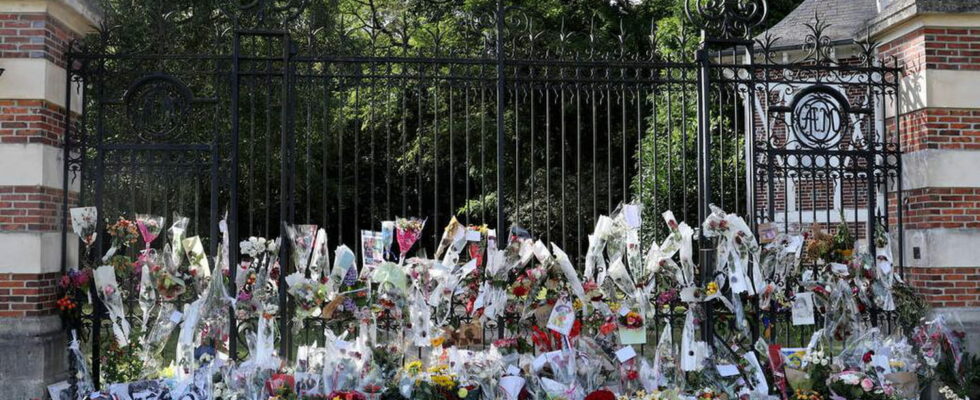 Alain Delons funeral the actors relatives pay him a final