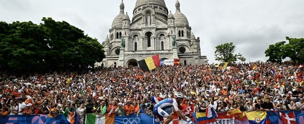 American Kristen Faulkner wins gold Parisians go wild for cycling