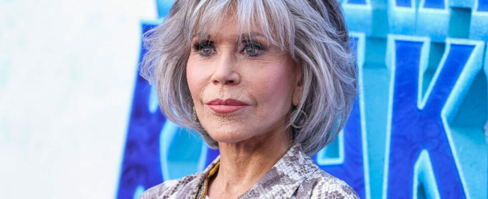 At 86 Jane Fonda adopts the ideal shade of lipstick