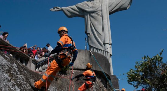 Climbers clean up around Jesus in Rio