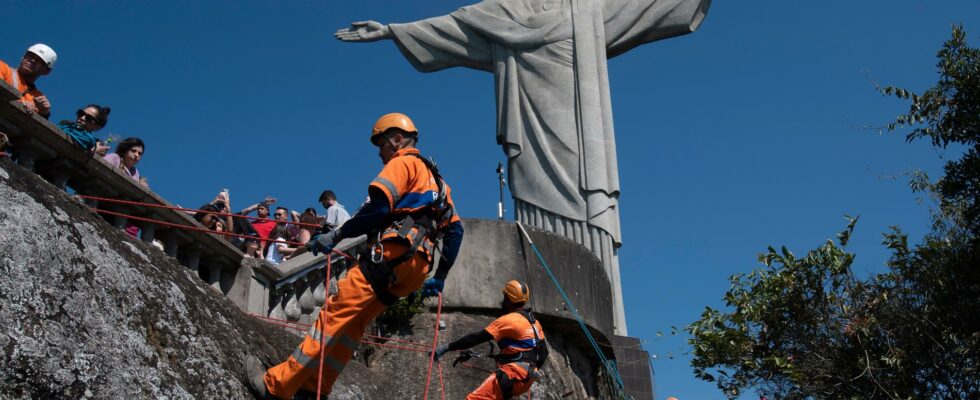 Climbers clean up around Jesus in Rio