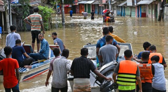 Hundreds of thousands homeless after floods