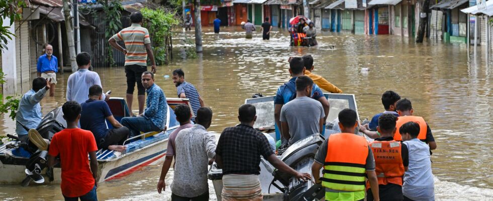 Hundreds of thousands homeless after floods