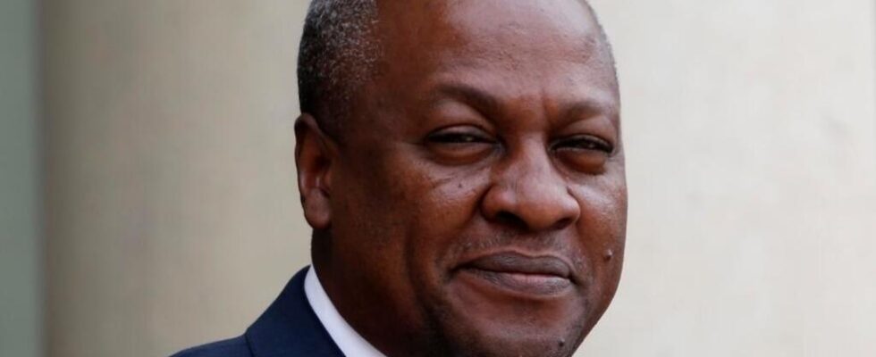 In Ghana candidate and former president Mahama presents his economic