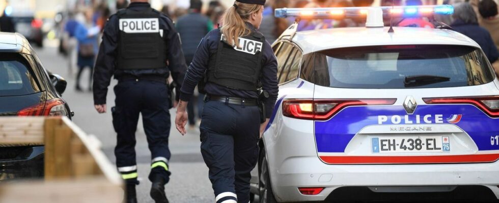 In Paris a man lived with his mothers rotting corpse