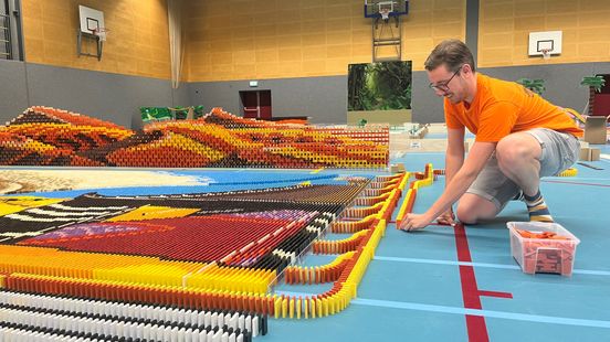 In a gym the last major domino team is working