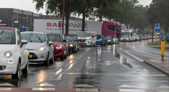 Nieuwegeiners hand out water during traffic chaos Ticket to Rijkswaterstaat