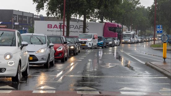 Nieuwegeiners hand out water during traffic chaos Ticket to Rijkswaterstaat