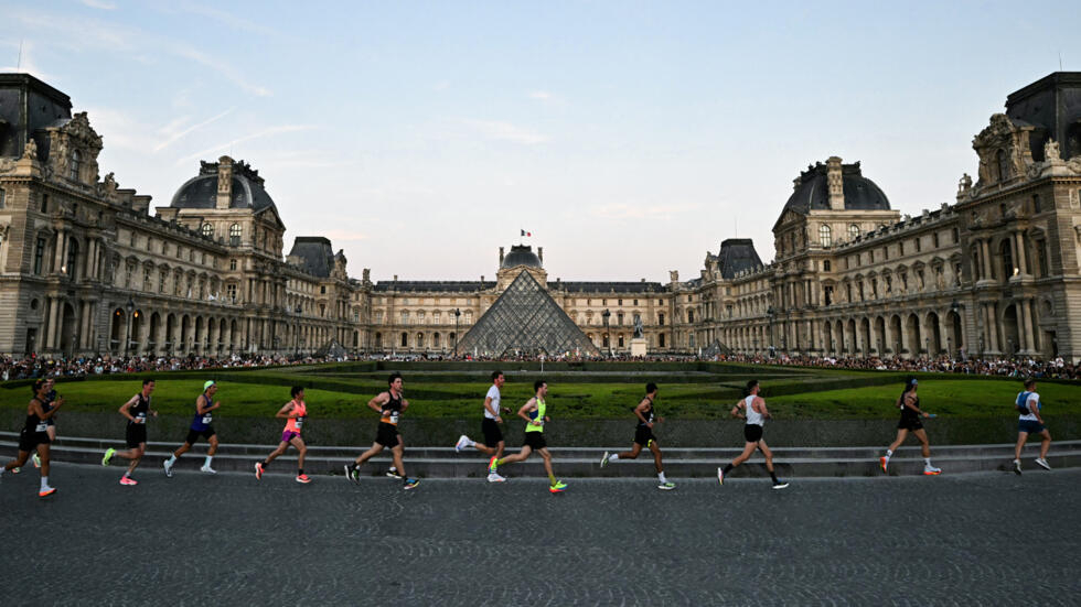 Runners of the “marathon for all” in front of the Louvre, August 10, 2024, on the sidelines of the 2024 Olympic Games.