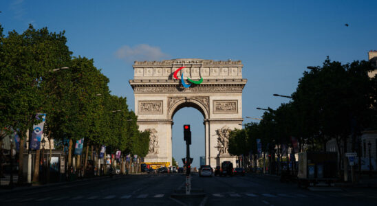 Paralympics 2024 in front of the Eiffel Tower the sand