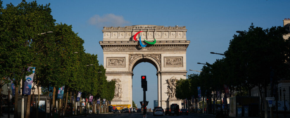 Paralympics 2024 in front of the Eiffel Tower the sand