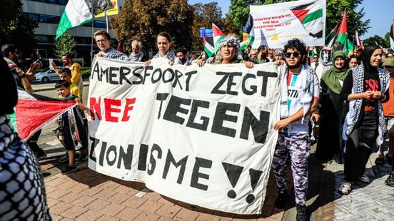 Pro Palestinian demonstration on Eemplein Peaceful and good atmosphere