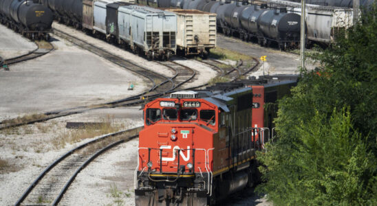 Rail transport in Canada brought to a standstill by a