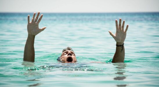 Swimming how to react when you are in difficulty in